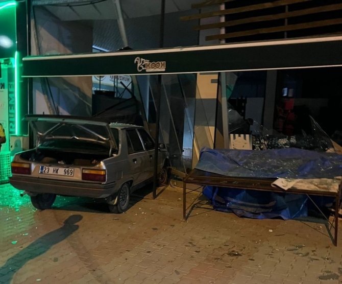 Kontrolden çıkan araç iş yerine girdi