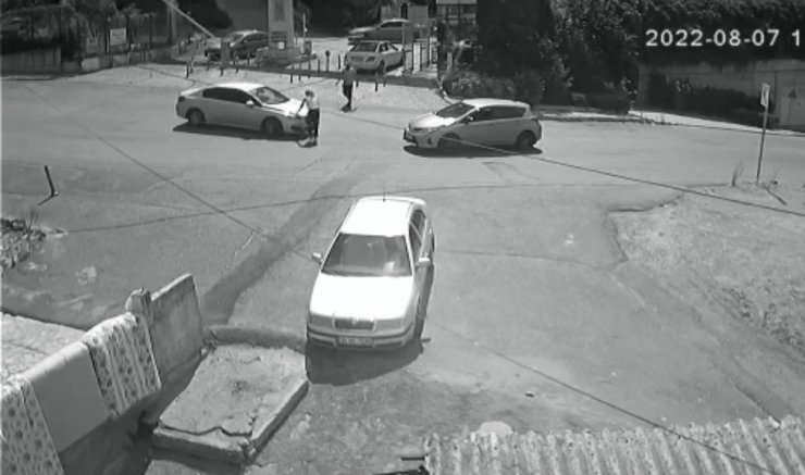 Maltepe'de trafik tartışmasında üzerine otomobilini sürdü