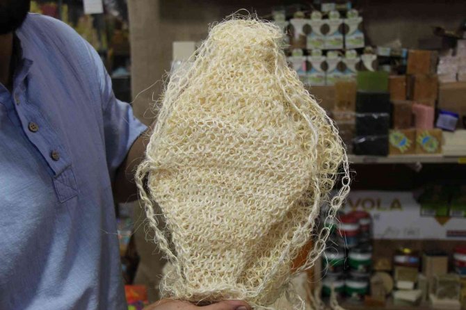 Mardin’de kadınlar tarafından örülen bu ürün hem Avrupa’ya hem de uzak doğuya ihraç ediliyor
