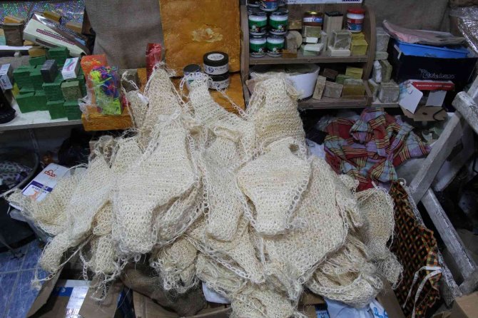 Mardin’de kadınlar tarafından örülen bu ürün hem Avrupa’ya hem de uzak doğuya ihraç ediliyor