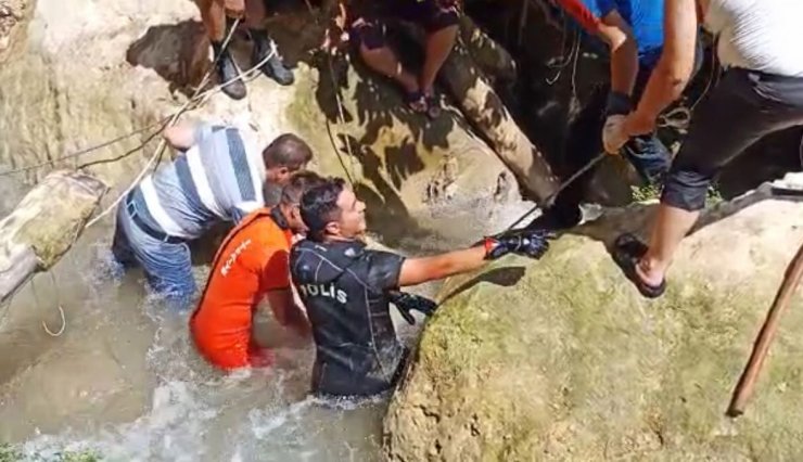Mersin'de, Suriyeli çocuğun kayalıkta sıkışan cesedi çıkarılmaya çalışılıyor