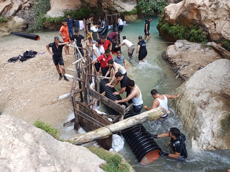 Mersin'de, Suriyeli çocuğun kayalıkta sıkışan cesedi çıkarılmaya çalışılıyor