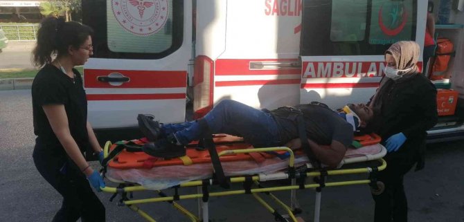 Motosiklet sürücüsü, başındaki kask sayesinde kazayı ucuz atlattı