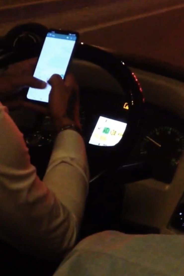 Otobüs şoförü direksiyon başında mesaj yazarken görüntülendi