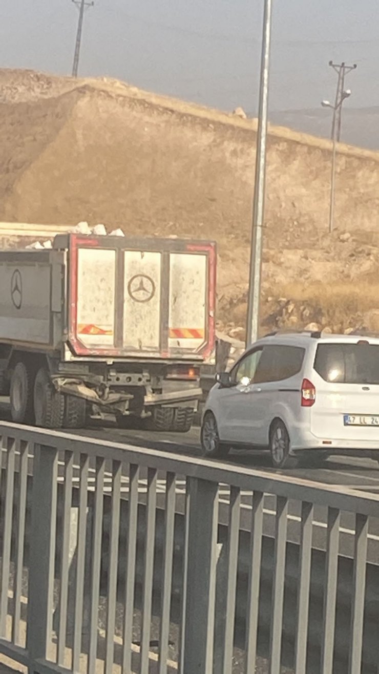 Otomobil, kamyona arkadan çarptı: 2 ölü, 2 yaralı