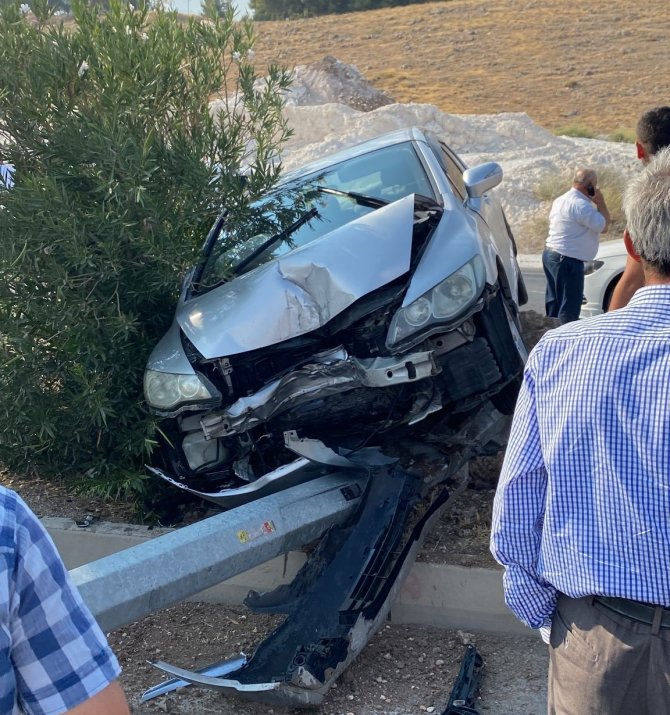 Otomobilin çarptığı elektrik direği başka bir otomobilin üzerine devrildi: 5 yaralı