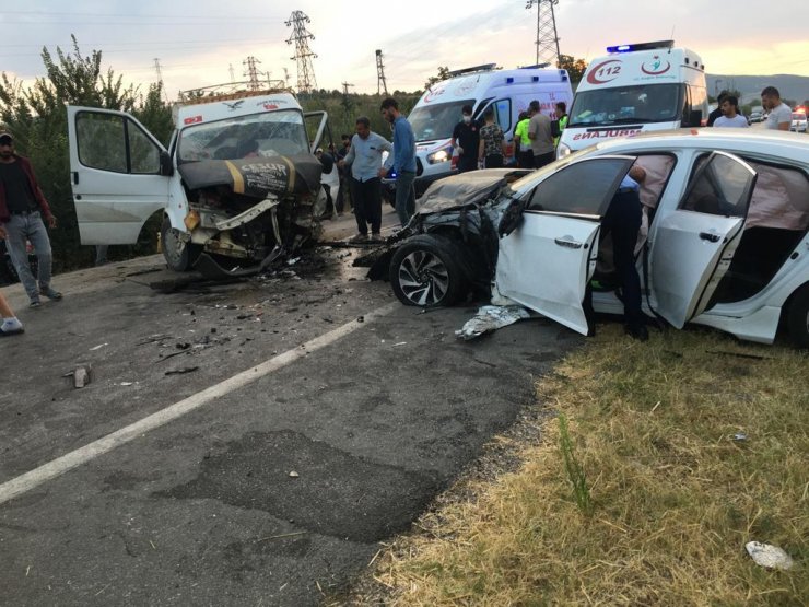 Tarım işçilerini taşıyan minibüsle otomobil çarpıştı: 3’ü çocuk 20 yaralı