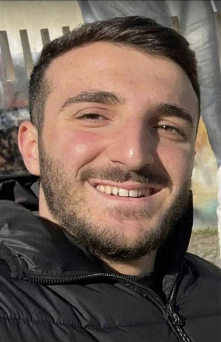 Ağaca ve uyarı levhasına çarpan, kasksız motosikletli kurtarılamadı