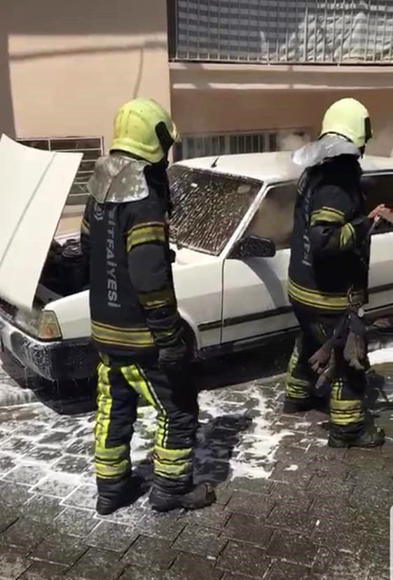 Alev alan otomobilde maddi hasar oluştu