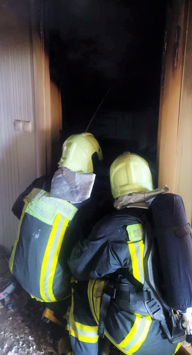 Alevlerin yükseldiği ev kullanılmaz hale geldi