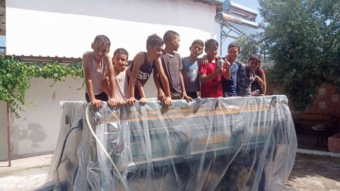 Cami imamı traktörü havuza çevirdi