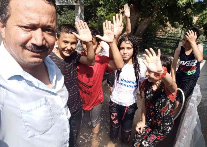 Cami imamı traktörü havuza çevirdi