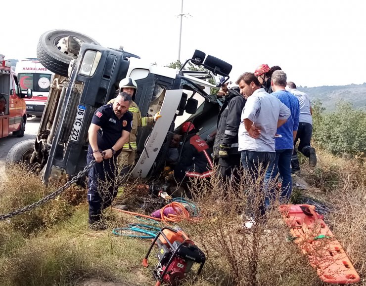 Devrilen beton mikserinde sürücü sıkışırken, çıkan yangını çevredekiler söndürdü