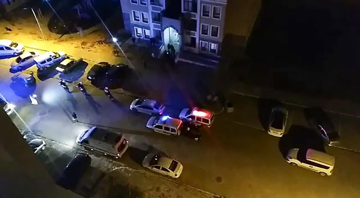 Evde karşılaştığı annesinin erkek arkadaşını öldürdü