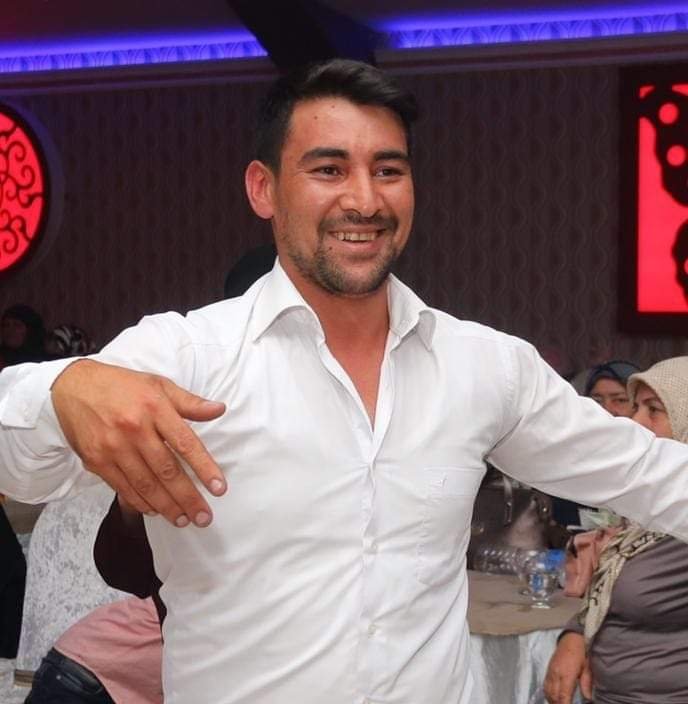 Evde karşılaştığı annesinin erkek arkadaşını öldürdü