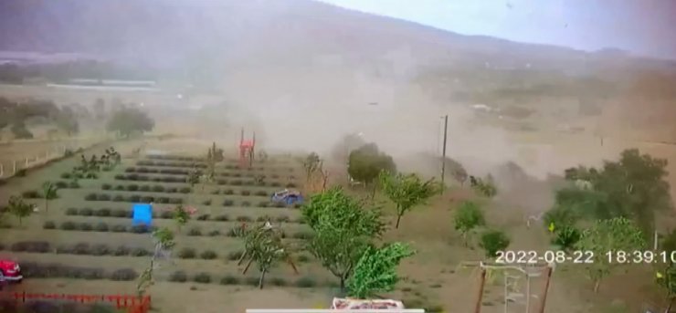 Hortum evlere zarar verdi, bir kişiyi havaya savurdu