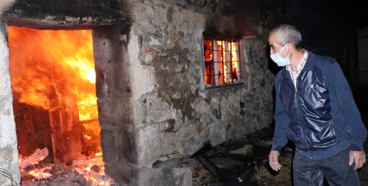 İki kardeşe ait 2 ev ve 2 ahır yangında kül oldu