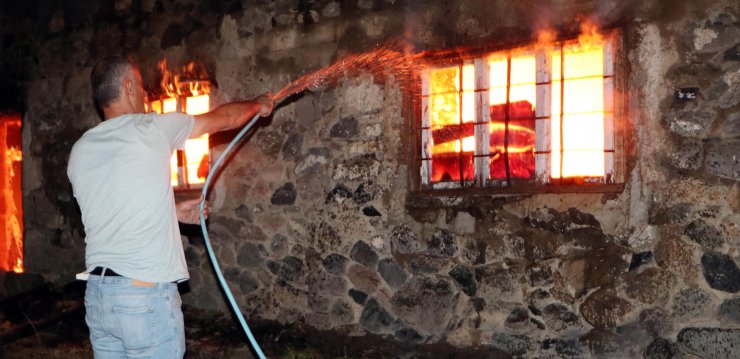 İki kardeşe ait 2 ev ve 2 ahır yangında kül oldu