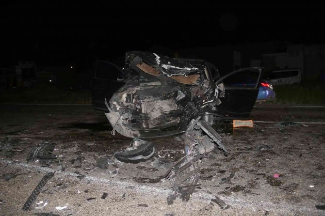 İki otomobil çarpıştı: 1 ölü 3 yaralı
