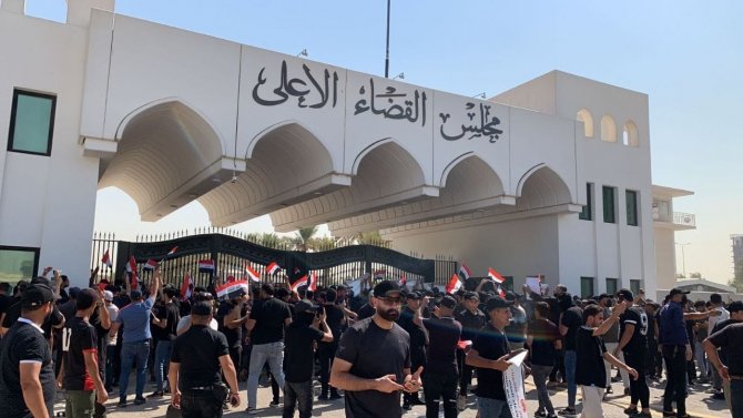 Irak’ta Sadr destekçilerinden yargı konseyi önünde protesto