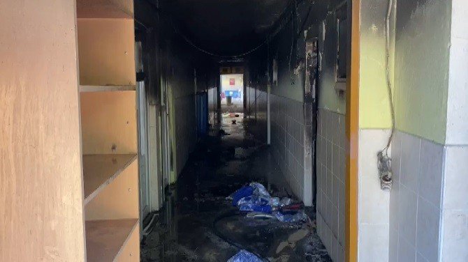 Kaçmak isteyen göçmenler, kaldıkları odayı ateşe verdi