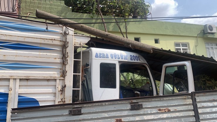 Karşı şeride geçen kamyon, fırının odunluğuna girdi; 1 ağır yaralı