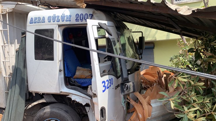 Karşı şeride geçen kamyon, fırının odunluğuna girdi; 1 ağır yaralı