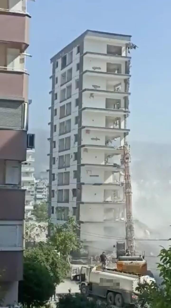 Kontrollü yıkım sırasında yaşanan çökme, paniğe neden oldu