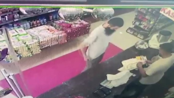 Silivri'de polisleri yaralayan saldırganın satır aldığı anlar güvenlik kamerasında