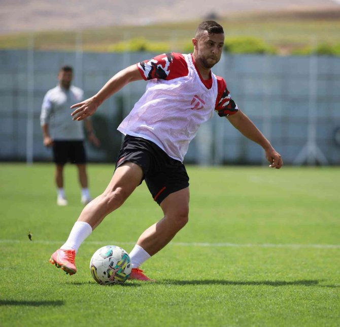 Sivasspor’un yeni transferi Dia Saba ilk idmanına çıktı