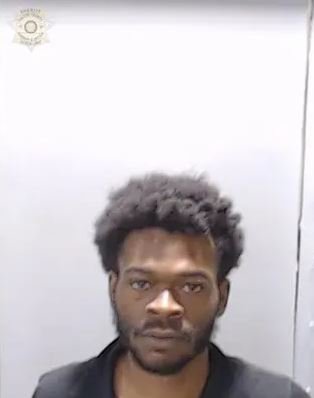 Siyahi ABD’li, LGBT renklerine boyanmış yaya geçidine gamalı haç çizdi