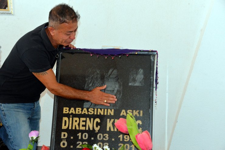 11 yıl önce ölen eşi ve 3 çocuğunun mezarlarını müzeye çevirdi