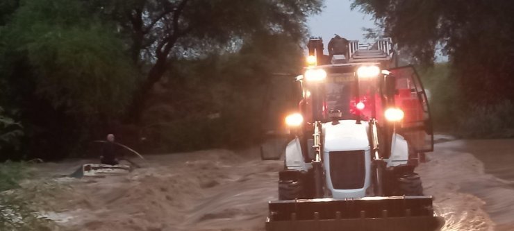 Çay sularına kapılan otomobildeki 2 kişi son anda kurtarıldı