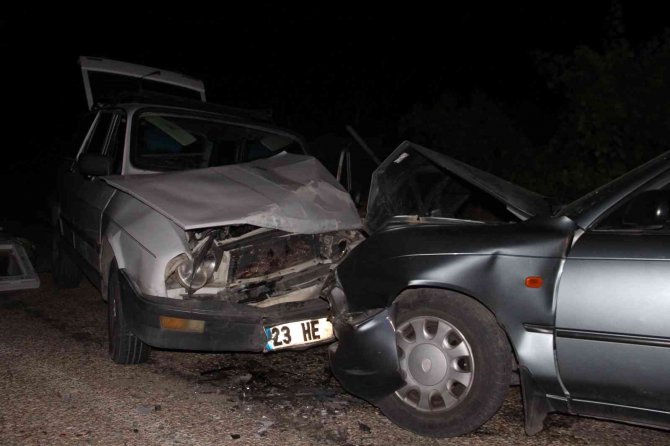 Elazığ’da iki otomobil kafa kafaya çarpıştı: 5 yaralı