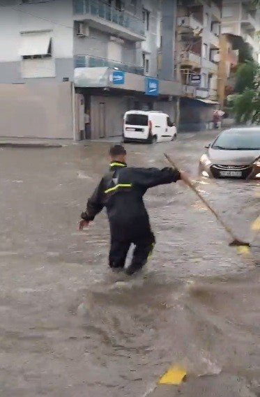 İzmir’de yağmur hayatı felç etti