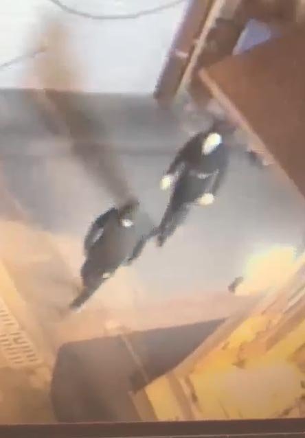 Kapısını 20 saniyede açtıkları büfeden 18 bin liralık sigara çaldılar