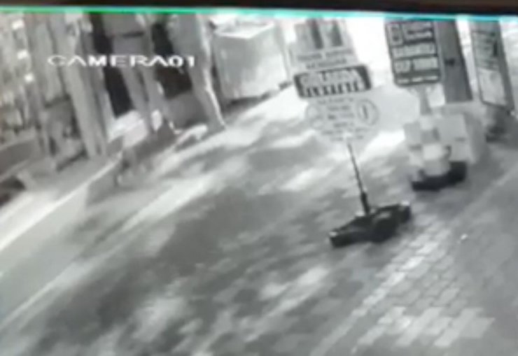 Kapısını 20 saniyede açtıkları büfeden 18 bin liralık sigara çaldılar