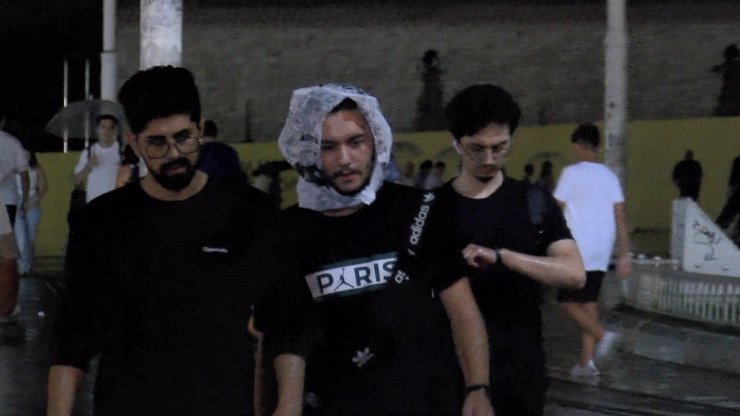 Sağanak yağış Taksim’de vatandaşlara zor anlar yaşattı