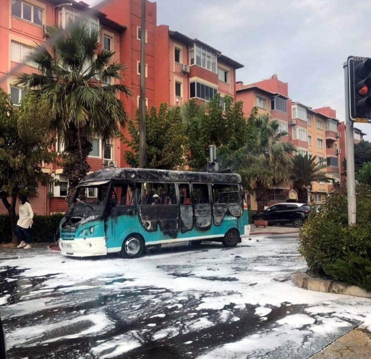 Seyir halindeki yolcu minibüsü, alev alev aldı