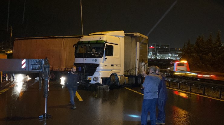 TIR bariyerlere çarptı, TEM Otoyolu trafiğe kapandı