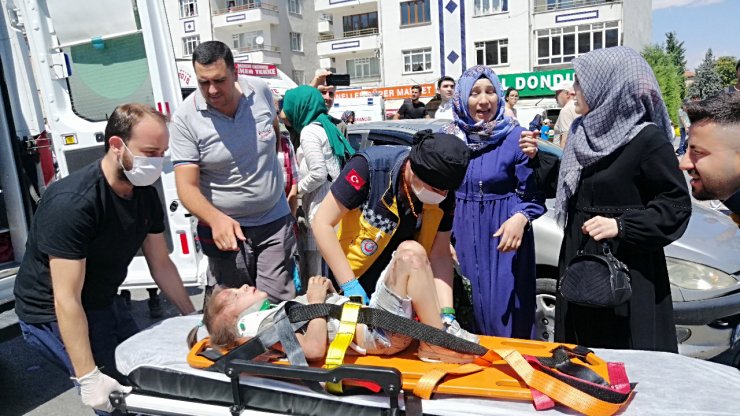 5 yaşındaki Zeynep'i, altında kaldığı otomobili kaldırarak kurtardılar