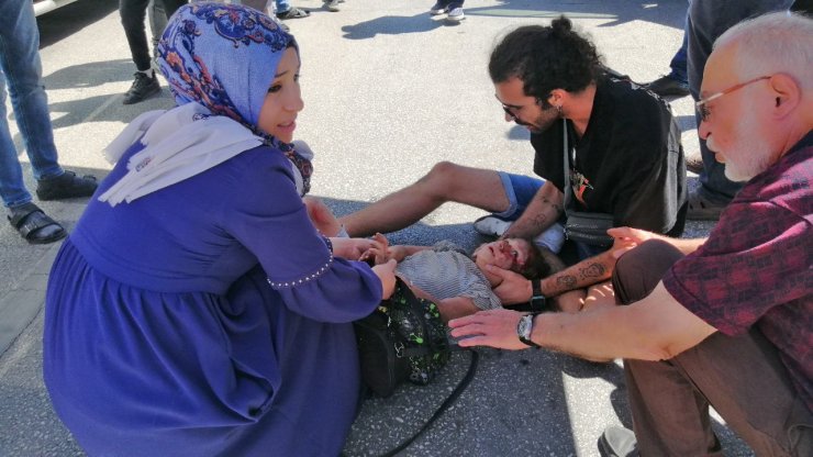 5 yaşındaki Zeynep'i, altında kaldığı otomobili kaldırarak kurtardılar