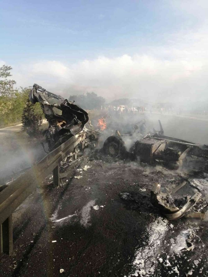 Bariyerlere çarptı alev alev yandı
