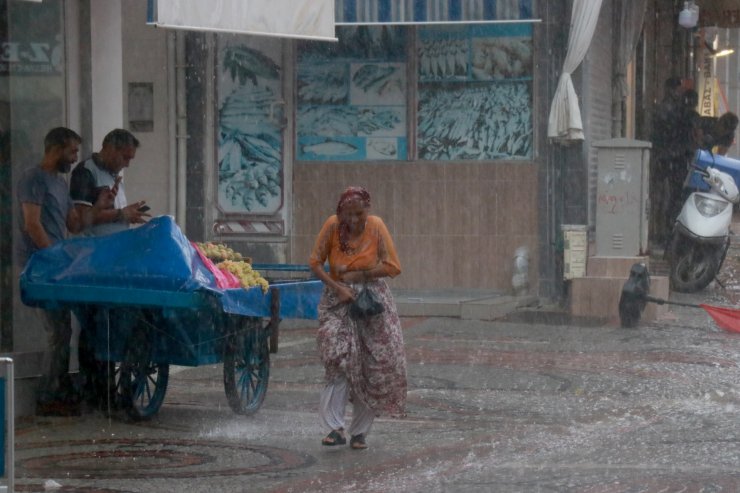 Edirne'de sağanak; evleri su bastı