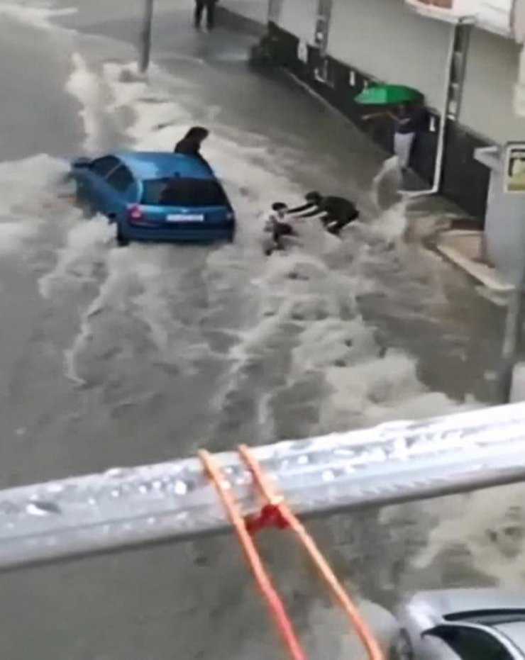 Esenyurt'ta yolun karşısına geçmeye çalışan çocuk akıntıya kapıldı