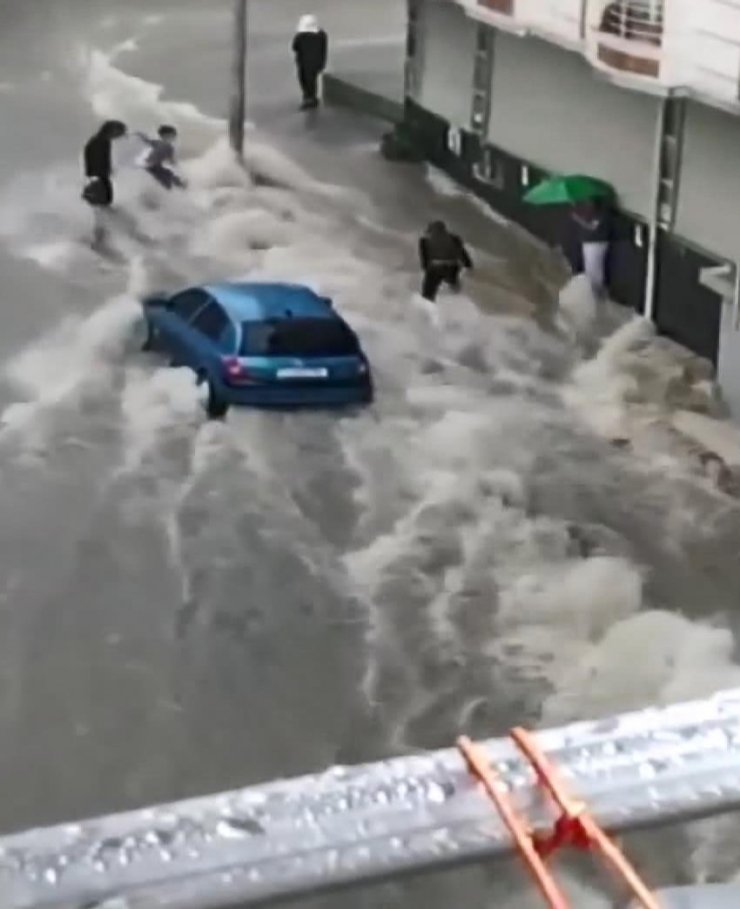 Esenyurt'ta yolun karşısına geçmeye çalışan çocuk akıntıya kapıldı