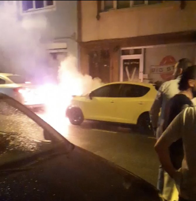 Fatih’te park halindeki otomobil alev alev yandı