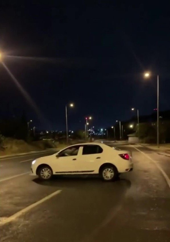 Hem drift yaptı, hem de kayda alan arkadaşının üzerine otomobilini sürdü