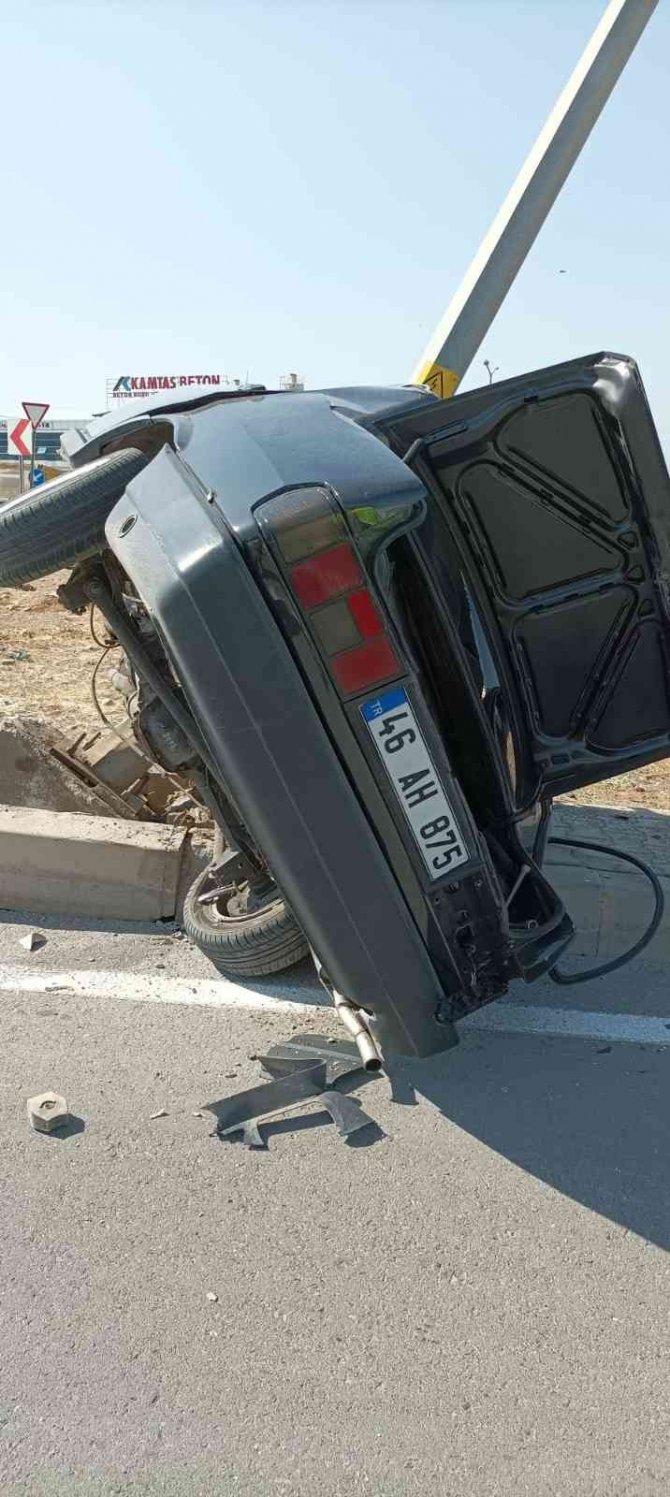 Otomobil ikiye bölündü