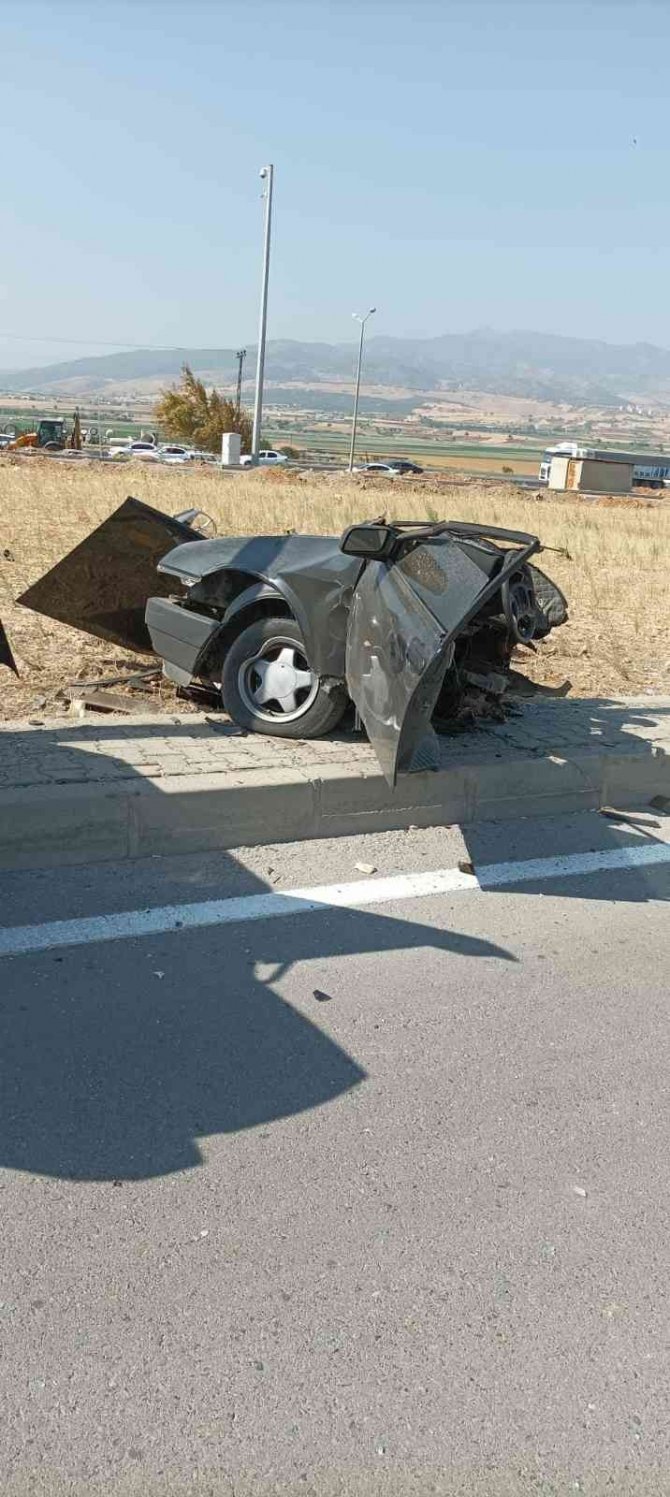 Otomobil ikiye bölündü